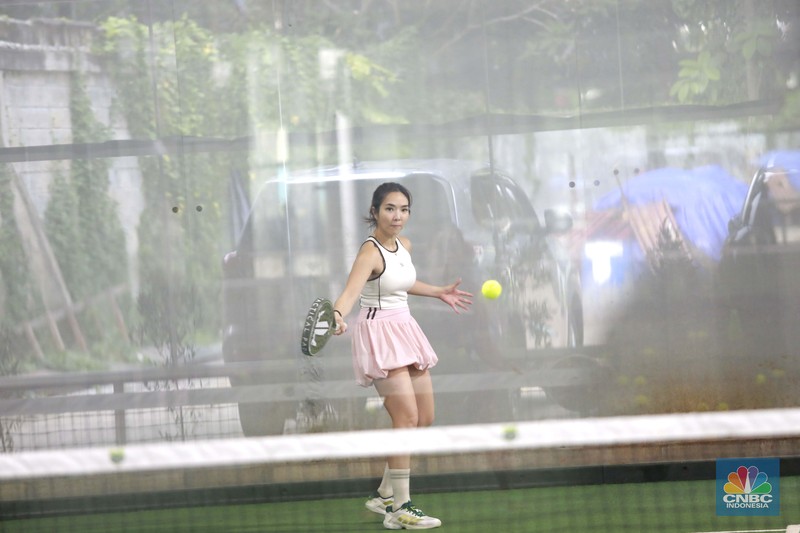 Warga bermain padel yaitu olahraga yang memadukan elemen tenis dan squash di Padel Arena Jakarta, Jakarta, Kamis (03/7/2025). (CNBC Indonesia/Muhammad Sabki) Warga bermain padel yaitu olahraga yang memadukan elemen tenis dan squash di Padel Arena Jakarta, Jakarta, Kamis (03/7/2025). (CNBC Indonesia/Muhammad Sabki)