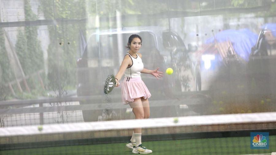 Warga bermain padel yaitu olahraga yang memadukan elemen tenis dan squash di Padel Arena Jakarta, Jakarta, Kamis (03/7/2025). (CNBC Indonesia/Muhammad Sabki)