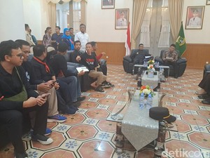 Guru di Banten Protes Tunjangan Tambahan Dihapus, Andra Temui Massa