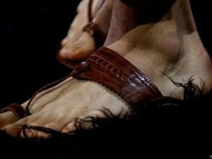 India Tuduh Prada Curi Desain Sandal Tradisionalnya