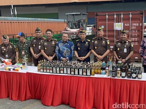 Ribuan Botol Miras Ilegal Dimusnahkan di Pelabuhan Tanjung Perak