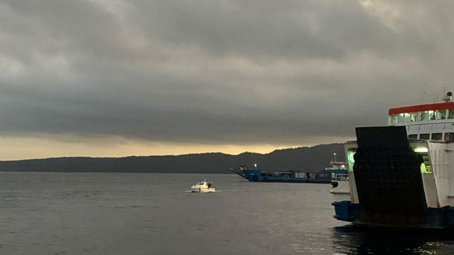 Kapal feri KMP Tunu Pratama Jaya yang membawa 65 orang tenggelam di dekat Pulau Bali, Rabu (2/7/2025). (Dok. DITJEN PERHUBUNGAN LAUT)