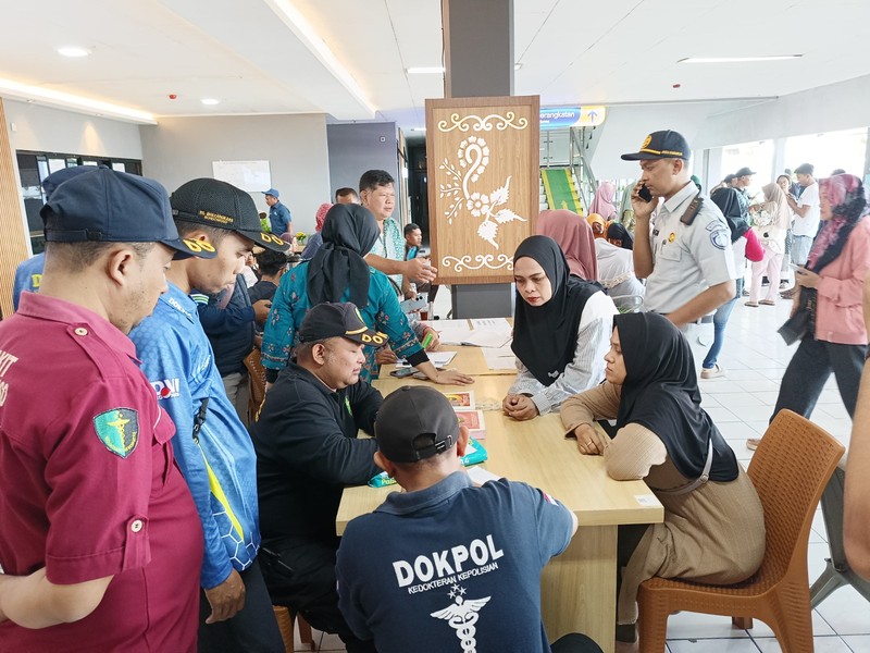 Tim SAR mengevakuasi korban dari feri KMP Tunu Pratama Jaya yang membawa 65 orang tenggelam di dekat Pulau Bali, Rabu (2/7/2025). (Dok. BASARNAS)