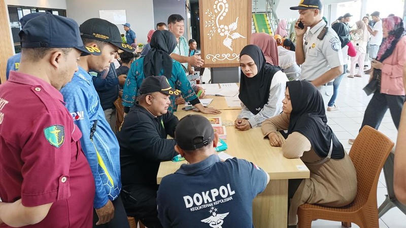 Tim SAR mengevakuasi korban dari feri KMP Tunu Pratama Jaya yang membawa 65 orang tenggelam di dekat Pulau Bali, Rabu (2/7/2025). (Dok. BASARNAS)
