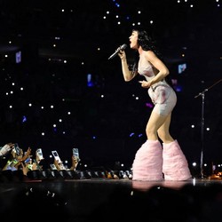 Katy Perry Menangis di Panggung usai Putus dari Orlando Bloom