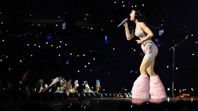 Katy Perry Menangis di Panggung usai Putus dari Orlando Bloom