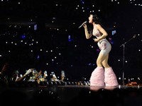 Katy Perry Menangis di Panggung usai Putus dari Orlando Bloom