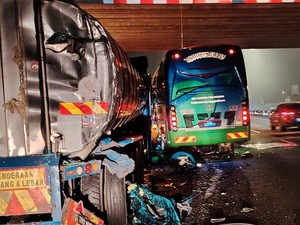 Bus Pariwisata di Malaysia Tabrak Truk Tewaskan 2 WNI