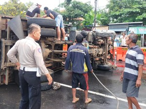 Truk di Pasuruan Oleng Tabrak Median Jalan Lalu Terguling, Kernet Tewas