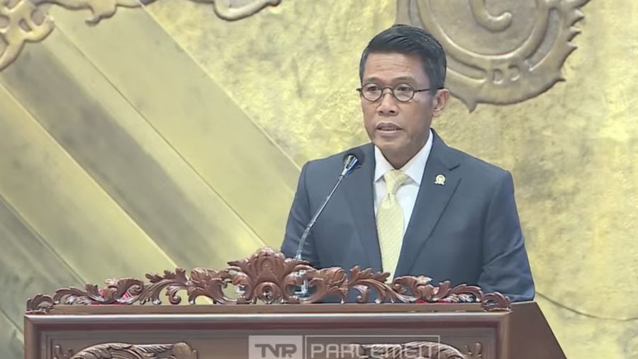 Ketua Komisi XI DPR RI, Mukhamad Misbakhun saat membacakan laporan DPR RI dalam Rapat Paripurna DPR RI ke-22 Masa Persidangan IV Tahun Sidang 2024-2025. (Tangkapan Layar Youtube DPR RI)