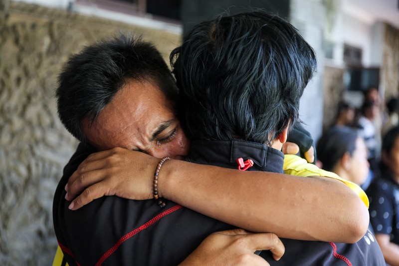 Tim SAR mengevakuasi korban dari feri KMP Tunu Pratama Jaya yang membawa 65 orang tenggelam di dekat Pulau Bali, Rabu (2/7/2025). Tim SAR mengevakuasi korban dari feri KMP Tunu Pratama Jaya yang membawa 65 orang tenggelam di dekat Pulau Bali, Rabu (2/7/2025). (Dok. BASARNAS)