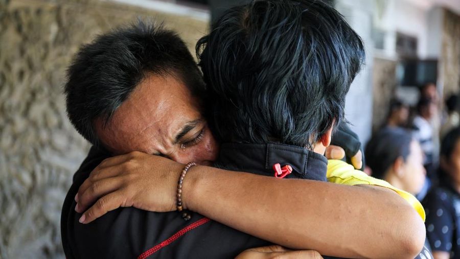 Tim SAR mengevakuasi korban dari feri KMP Tunu Pratama Jaya yang membawa 65 orang tenggelam di dekat Pulau Bali, Rabu (2/7/2025). (Dok. BASARNAS)