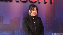 Video: Antusiasme Mutia Ayu Ikut Konser Hologram Glenn Fredly