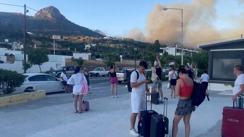 Api membubung saat kebakaran hutan melanda dekat Ierapetra, di Pulau Kreta, Yunani, 2 Juli 2025. (REUTERS/Stefanos Rapanis)