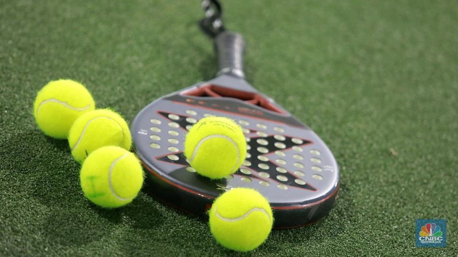 Padel olahraga yang memadukan elemen tenis dan squash di Padel Arena Jakarta, Jakarta, Kamis (03/7/2025). (CNBC Indonesia/Muhammad Sabki)