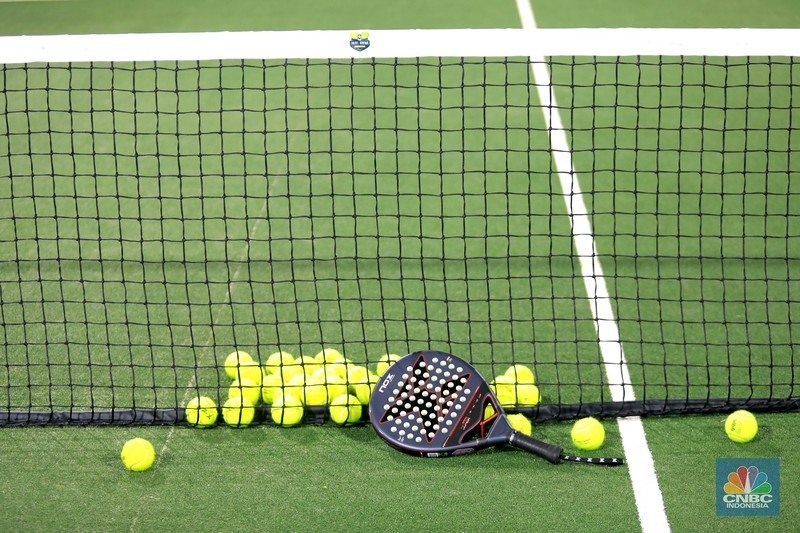 Warga bermain padel yaitu olahraga yang memadukan elemen tenis dan squash di Padel Arena Jakarta, Jakarta, Kamis (03/7/2025). (CNBC Indonesia/Muhammad Sabki)