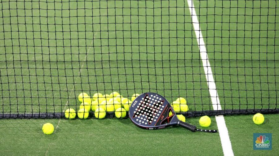 Warga bermain padel yaitu olahraga yang memadukan elemen tenis dan squash di Padel Arena Jakarta, Jakarta, Kamis (03/7/2025). (CNBC Indonesia/Muhammad Sabki)