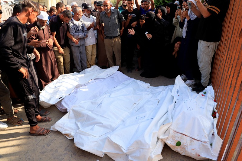 Warga Palestina bereaksi atas jenazah saat mereka berduka atas dokter Marwan al-Sultan, direktur Rumah Sakit Indonesia di Jalur Gaza utara, istrinya, putrinya dan saudara perempuannya, yang tewas dalam serangan Israel pada hari Rabu, menurut kementerian kesehatan Gaza, di rumah sakit Al-Shifa di Kota Gaza, 2 Juli 2025. Warga Palestina bereaksi atas jenazah saat mereka berduka atas dokter Marwan al-Sultan, direktur Rumah Sakit Indonesia di Jalur Gaza utara, istrinya, putrinya dan saudara perempuannya, yang tewas dalam serangan Israel pada hari Rabu, menurut kementerian kesehatan Gaza, di rumah sakit Al-Shifa di Kota Gaza, 2 Juli 2025. (REUTERS/Mahmoud Issa)