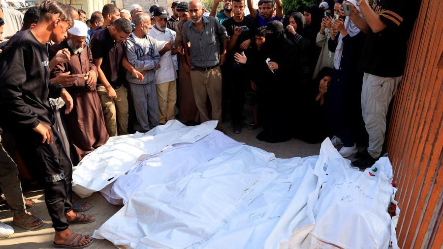 Warga Palestina bereaksi atas jenazah saat mereka berduka atas dokter Marwan al-Sultan, direktur Rumah Sakit Indonesia di Jalur Gaza utara, istrinya, putrinya dan saudara perempuannya, yang tewas dalam serangan Israel pada hari Rabu, menurut kementerian kesehatan Gaza, di rumah sakit Al-Shifa di Kota Gaza, 2 Juli 2025. Warga Palestina bereaksi atas jenazah saat mereka berduka atas dokter Marwan al-Sultan, direktur Rumah Sakit Indonesia di Jalur Gaza utara, istrinya, putrinya dan saudara perempuannya, yang tewas dalam serangan Israel pada hari Rabu, menurut kementerian kesehatan Gaza, di rumah sakit Al-Shifa di Kota Gaza, 2 Juli 2025. (REUTERS/Mahmoud Issa)
