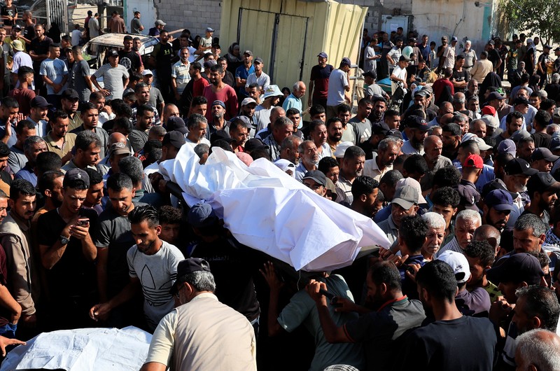 Warga Palestina bereaksi atas jenazah saat mereka berduka atas dokter Marwan al-Sultan, direktur Rumah Sakit Indonesia di Jalur Gaza utara, istrinya, putrinya dan saudara perempuannya, yang tewas dalam serangan Israel pada hari Rabu, menurut kementerian kesehatan Gaza, di rumah sakit Al-Shifa di Kota Gaza, 2 Juli 2025. Warga Palestina bereaksi atas jenazah saat mereka berduka atas dokter Marwan al-Sultan, direktur Rumah Sakit Indonesia di Jalur Gaza utara, istrinya, putrinya dan saudara perempuannya, yang tewas dalam serangan Israel pada hari Rabu, menurut kementerian kesehatan Gaza, di rumah sakit Al-Shifa di Kota Gaza, 2 Juli 2025. (REUTERS/Mahmoud Issa)