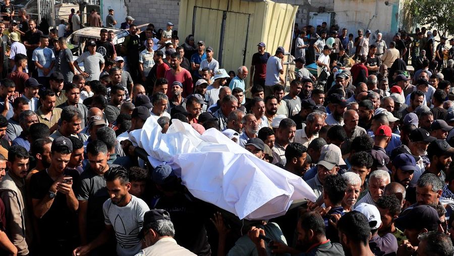 Warga Palestina bereaksi atas jenazah saat mereka berduka atas dokter Marwan al-Sultan, direktur Rumah Sakit Indonesia di Jalur Gaza utara, istrinya, putrinya dan saudara perempuannya, yang tewas dalam serangan Israel pada hari Rabu, menurut kementerian kesehatan Gaza, di rumah sakit Al-Shifa di Kota Gaza, 2 Juli 2025. Warga Palestina bereaksi atas jenazah saat mereka berduka atas dokter Marwan al-Sultan, direktur Rumah Sakit Indonesia di Jalur Gaza utara, istrinya, putrinya dan saudara perempuannya, yang tewas dalam serangan Israel pada hari Rabu, menurut kementerian kesehatan Gaza, di rumah sakit Al-Shifa di Kota Gaza, 2 Juli 2025. (REUTERS/Mahmoud Issa)