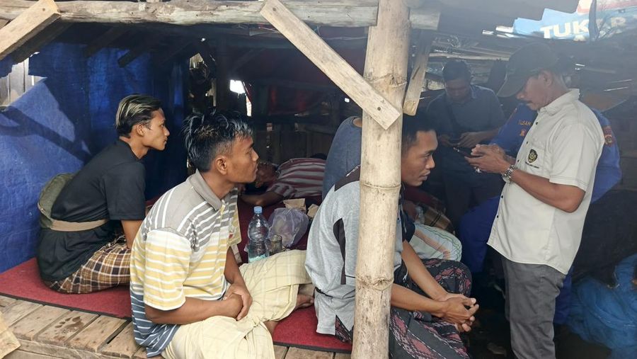 Tim SAR mengevakuasi korban dari feri KMP Tunu Pratama Jaya yang membawa 65 orang tenggelam di dekat Pulau Bali, Rabu (2/7/2025). Tim SAR mengevakuasi korban dari feri KMP Tunu Pratama Jaya yang membawa 65 orang tenggelam di dekat Pulau Bali, Rabu (2/7/2025). (Dok. BASARNAS)