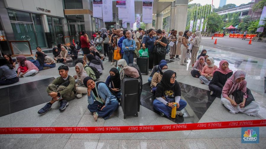 Pengunjung memadati event kecantikan Jakarta X Beauty 2025 di Jakarta International Convention Center (JICC), Jakarta, Kamis (3/7/2025). (CNBC Indonesia/Faisal Rahman)