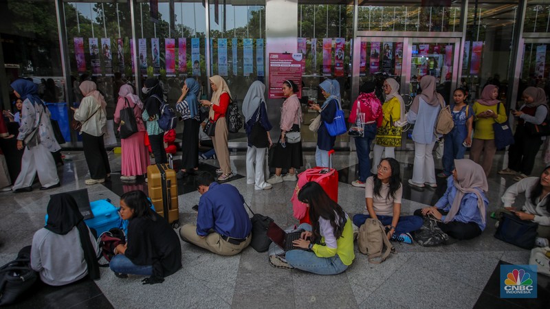 Pengunjung memadati event kecantikan Jakarta X Beauty 2025 di Jakarta International Convention Center (JICC), Jakarta, Kamis (3/7/2025). Pengunjung memadati event kecantikan Jakarta X Beauty 2025 di Jakarta International Convention Center (JICC), Jakarta, Kamis (3/7/2025). (CNBC Indonesia/Faisal Rahman)