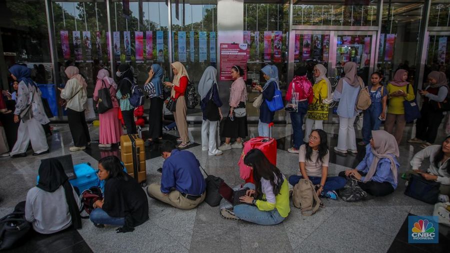 Pengunjung memadati event kecantikan Jakarta X Beauty 2025 di Jakarta International Convention Center (JICC), Jakarta, Kamis (3/7/2025). (CNBC Indonesia/Faisal Rahman)