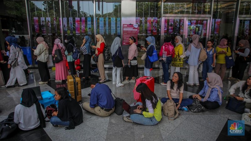Pengunjung memadati event kecantikan Jakarta X Beauty 2025 di Jakarta International Convention Center (JICC), Jakarta, Kamis (3/7/2025). (CNBC Indonesia/Faisal Rahman)