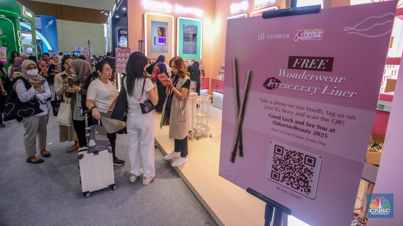 Pengunjung memadati event kecantikan Jakarta X Beauty 2025 di Jakarta International Convention Center (JICC), Jakarta, Kamis (3/7/2025). Pengunjung memadati event kecantikan Jakarta X Beauty 2025 di Jakarta International Convention Center (JICC), Jakarta, Kamis (3/7/2025). (CNBC Indonesia/Faisal Rahman)