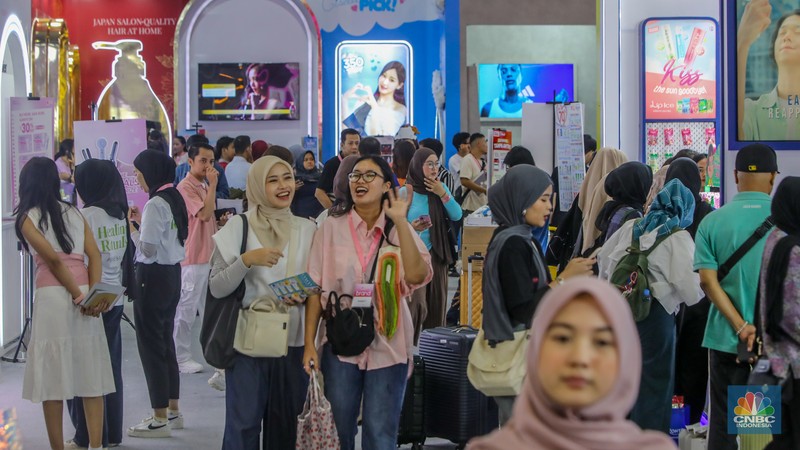Pengunjung memadati event kecantikan Jakarta X Beauty 2025 di Jakarta International Convention Center (JICC), Jakarta, Kamis (3/7/2025). Pengunjung memadati event kecantikan Jakarta X Beauty 2025 di Jakarta International Convention Center (JICC), Jakarta, Kamis (3/7/2025). (CNBC Indonesia/Faisal Rahman)