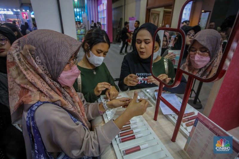 Pengunjung memadati event kecantikan Jakarta X Beauty 2025 di Jakarta International Convention Center (JICC), Jakarta, Kamis (3/7/2025). Pengunjung memadati event kecantikan Jakarta X Beauty 2025 di Jakarta International Convention Center (JICC), Jakarta, Kamis (3/7/2025). (CNBC Indonesia/Faisal Rahman)