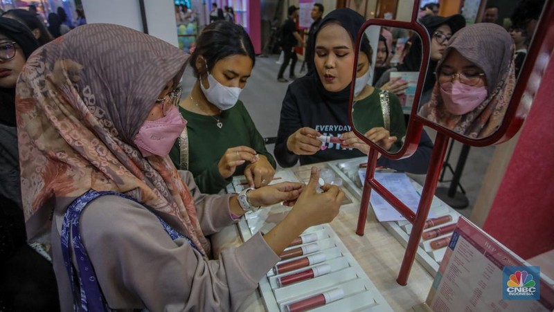 Pengunjung memadati event kecantikan Jakarta X Beauty 2025 di Jakarta International Convention Center (JICC), Jakarta, Kamis (3/7/2025). (CNBC Indonesia/Faisal Rahman)