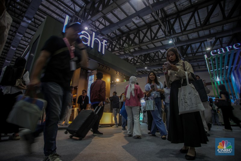 Pengunjung memadati event kecantikan Jakarta X Beauty 2025 di Jakarta International Convention Center (JICC), Jakarta, Kamis (3/7/2025). Pengunjung memadati event kecantikan Jakarta X Beauty 2025 di Jakarta International Convention Center (JICC), Jakarta, Kamis (3/7/2025). (CNBC Indonesia/Faisal Rahman)