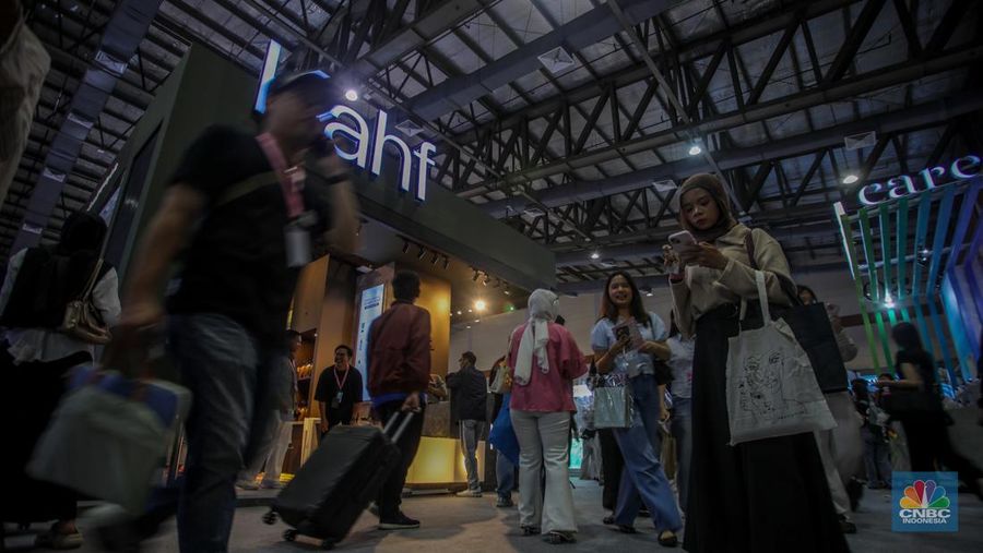 Pengunjung memadati event kecantikan Jakarta X Beauty 2025 di Jakarta International Convention Center (JICC), Jakarta, Kamis (3/7/2025). (CNBC Indonesia/Faisal Rahman)