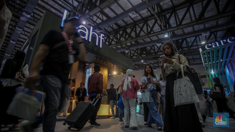 Pengunjung memadati event kecantikan Jakarta X Beauty 2025 di Jakarta International Convention Center (JICC), Jakarta, Kamis (3/7/2025). (CNBC Indonesia/Faisal Rahman)