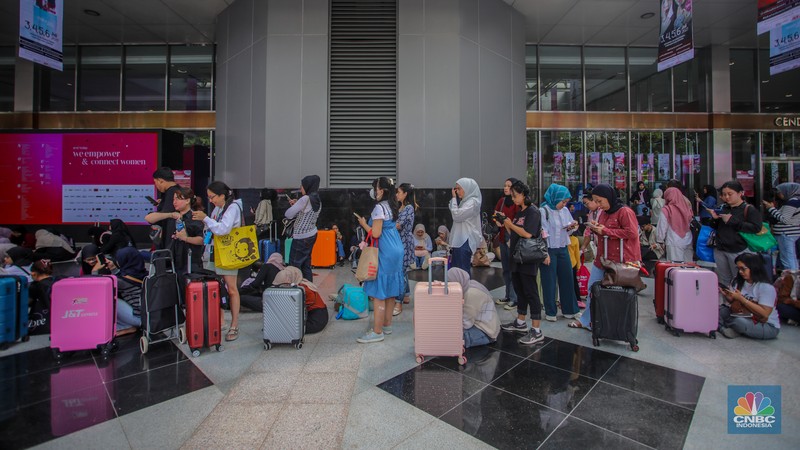 Pengunjung membawa koper saat event kecantikan Jakarta X Beauty 2025 di Jakarta International Convention Center (JICC), Jakarta, Kamis (3/7/2025). (CNBC Indonesia/Faisal Rahman) Pengunjung membawa koper saat event kecantikan Jakarta X Beauty 2025 di Jakarta International Convention Center (JICC), Jakarta, Kamis (3/7/2025). (CNBC Indonesia/Faisal Rahman)