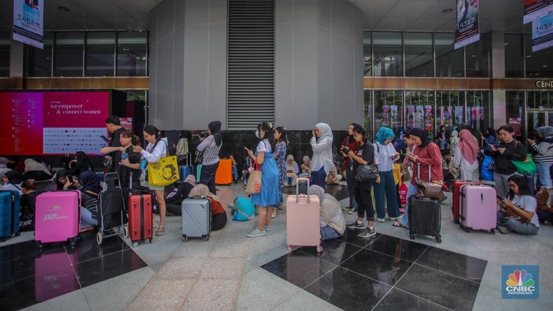Pengunjung membawa koper saat event kecantikan Jakarta X Beauty 2025 di Jakarta International Convention Center (JICC), Jakarta, Kamis (3/7/2025). (CNBC Indonesia/Faisal Rahman)