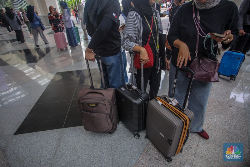 Pengunjung membawa koper saat event kecantikan Jakarta X Beauty 2025 di Jakarta International Convention Center (JICC), Jakarta, Kamis (3/7/2025). (CNBC Indonesia/Faisal Rahman) Pengunjung membawa koper saat event kecantikan Jakarta X Beauty 2025 di Jakarta International Convention Center (JICC), Jakarta, Kamis (3/7/2025). (CNBC Indonesia/Faisal Rahman)