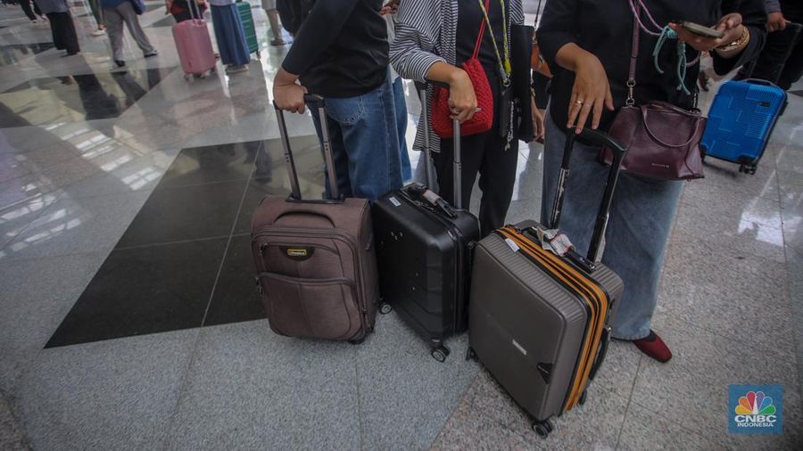 Pengunjung membawa koper saat event kecantikan Jakarta X Beauty 2025 di Jakarta International Convention Center (JICC), Jakarta, Kamis (3/7/2025). (CNBC Indonesia/Faisal Rahman)