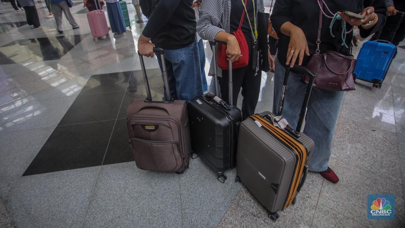 Pengunjung membawa koper saat event kecantikan Jakarta X Beauty 2025 di Jakarta International Convention Center (JICC), Jakarta, Kamis (3/7/2025). (CNBC Indonesia/Faisal Rahman)