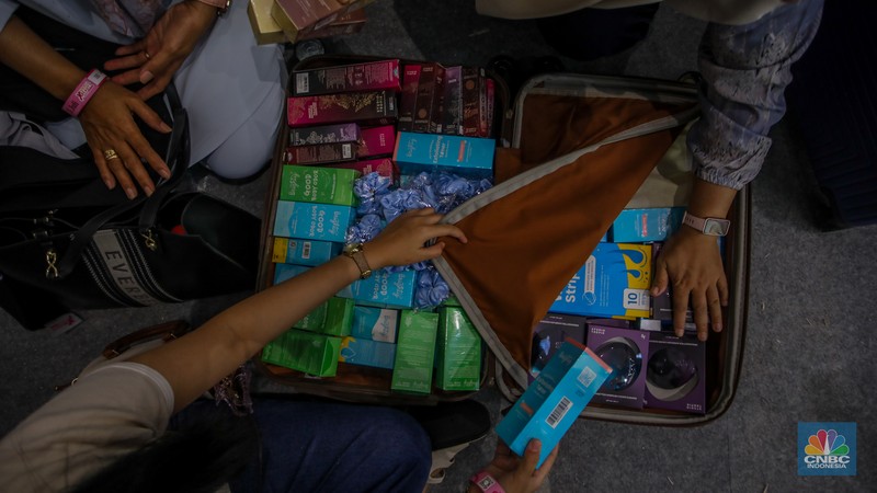 Pengunjung membawa koper saat event kecantikan Jakarta X Beauty 2025 di Jakarta International Convention Center (JICC), Jakarta, Kamis (3/7/2025). (CNBC Indonesia/Faisal Rahman)