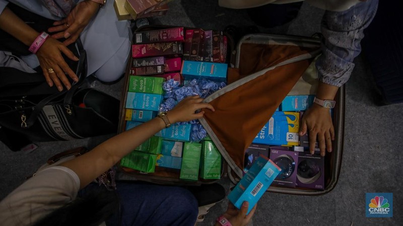 Pengunjung membawa koper saat event kecantikan Jakarta X Beauty 2025 di Jakarta International Convention Center (JICC), Jakarta, Kamis (3/7/2025). (CNBC Indonesia/Faisal Rahman)