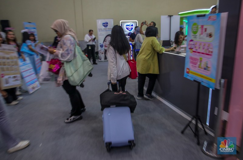 Pengunjung membawa koper saat event kecantikan Jakarta X Beauty 2025 di Jakarta International Convention Center (JICC), Jakarta, Kamis (3/7/2025). (CNBC Indonesia/Faisal Rahman) Pengunjung membawa koper saat event kecantikan Jakarta X Beauty 2025 di Jakarta International Convention Center (JICC), Jakarta, Kamis (3/7/2025). (CNBC Indonesia/Faisal Rahman)