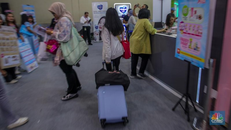Pengunjung membawa koper saat event kecantikan Jakarta X Beauty 2025 di Jakarta International Convention Center (JICC), Jakarta, Kamis (3/7/2025). (CNBC Indonesia/Faisal Rahman)