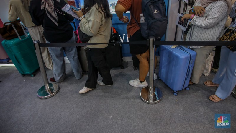 Pengunjung membawa koper saat event kecantikan Jakarta X Beauty 2025 di Jakarta International Convention Center (JICC), Jakarta, Kamis (3/7/2025). (CNBC Indonesia/Faisal Rahman) Pengunjung membawa koper saat event kecantikan Jakarta X Beauty 2025 di Jakarta International Convention Center (JICC), Jakarta, Kamis (3/7/2025). (CNBC Indonesia/Faisal Rahman)