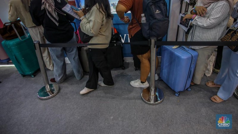 Pengunjung membawa koper saat event kecantikan Jakarta X Beauty 2025 di Jakarta International Convention Center (JICC), Jakarta, Kamis (3/7/2025). (CNBC Indonesia/Faisal Rahman)