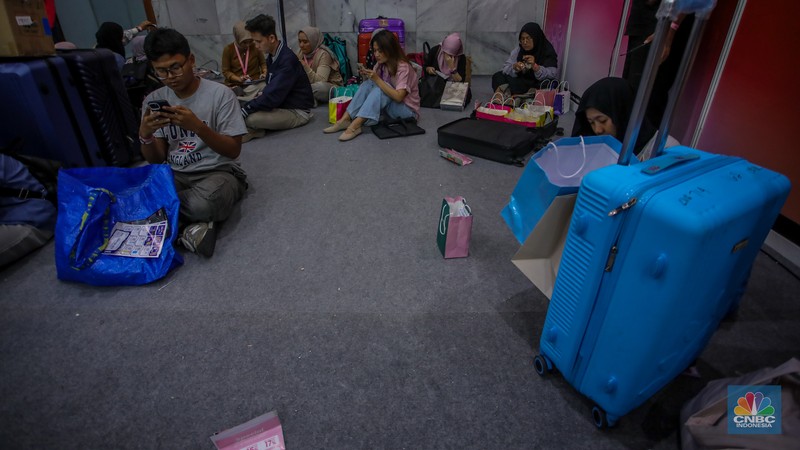 Pengunjung membawa koper saat event kecantikan Jakarta X Beauty 2025 di Jakarta International Convention Center (JICC), Jakarta, Kamis (3/7/2025). (CNBC Indonesia/Faisal Rahman) Pengunjung membawa koper saat event kecantikan Jakarta X Beauty 2025 di Jakarta International Convention Center (JICC), Jakarta, Kamis (3/7/2025). (CNBC Indonesia/Faisal Rahman)