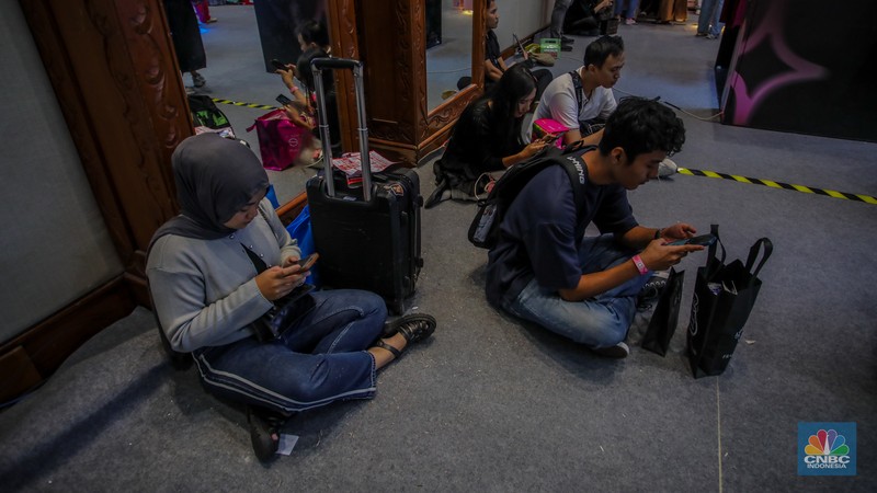Pengunjung membawa koper saat event kecantikan Jakarta X Beauty 2025 di Jakarta International Convention Center (JICC), Jakarta, Kamis (3/7/2025). (CNBC Indonesia/Faisal Rahman) Pengunjung membawa koper saat event kecantikan Jakarta X Beauty 2025 di Jakarta International Convention Center (JICC), Jakarta, Kamis (3/7/2025). (CNBC Indonesia/Faisal Rahman)